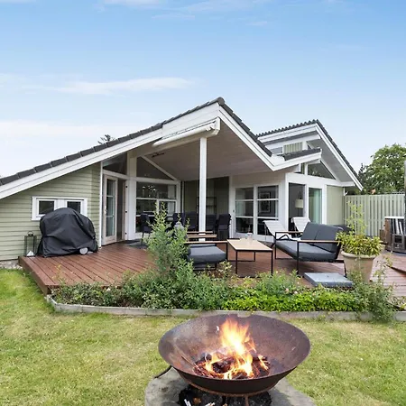 4 Bedroom In Holiday home Dronningmolle